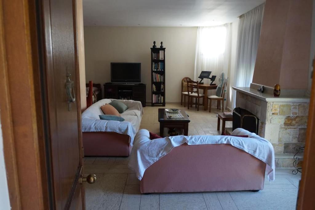 Apartment With A Garden, Bbq, Swimming Pool And Jacuzzi Dhrafi Екстер'єр фото