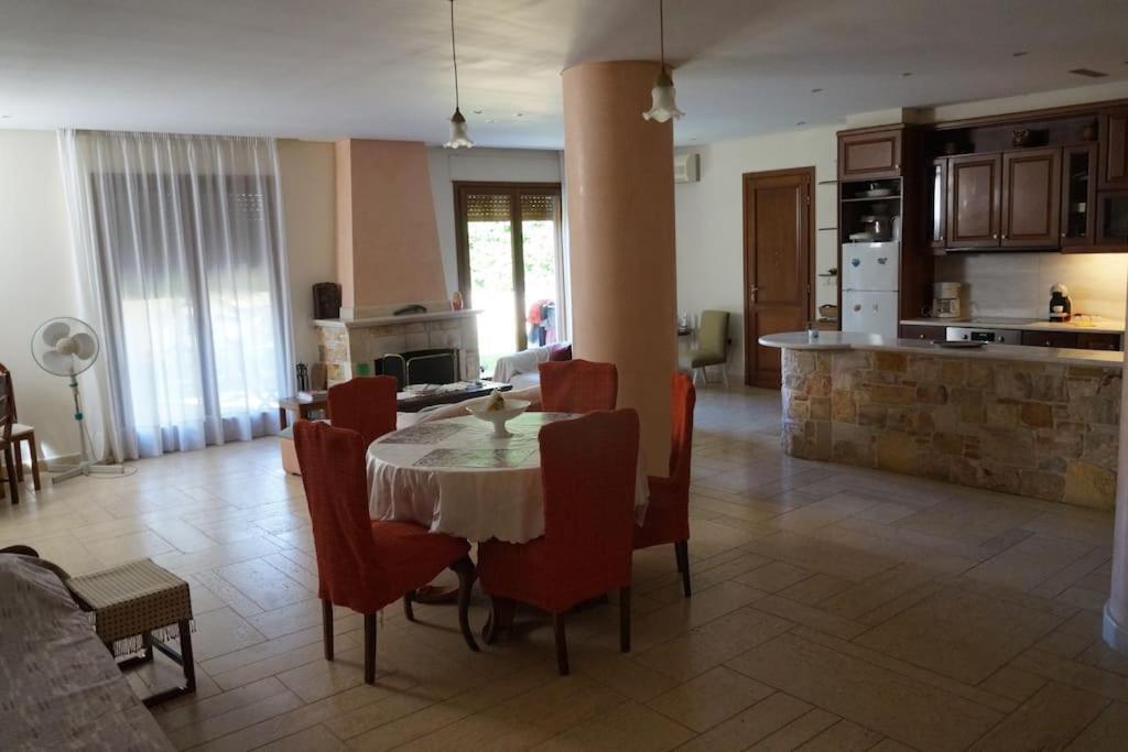 Apartment With A Garden, Bbq, Swimming Pool And Jacuzzi Dhrafi Екстер'єр фото